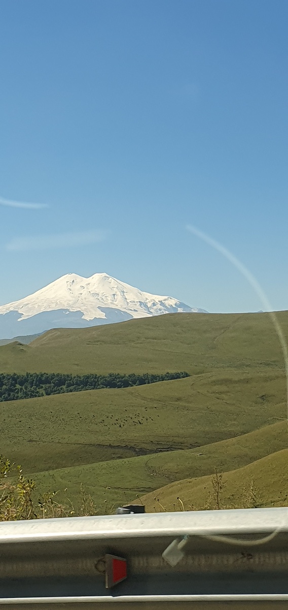 Впервые показался красавец Эльбрус для нас.