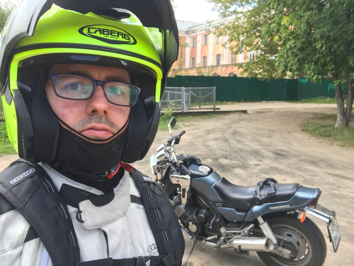 На фоне - легендарное здание речного вокзала в Твери