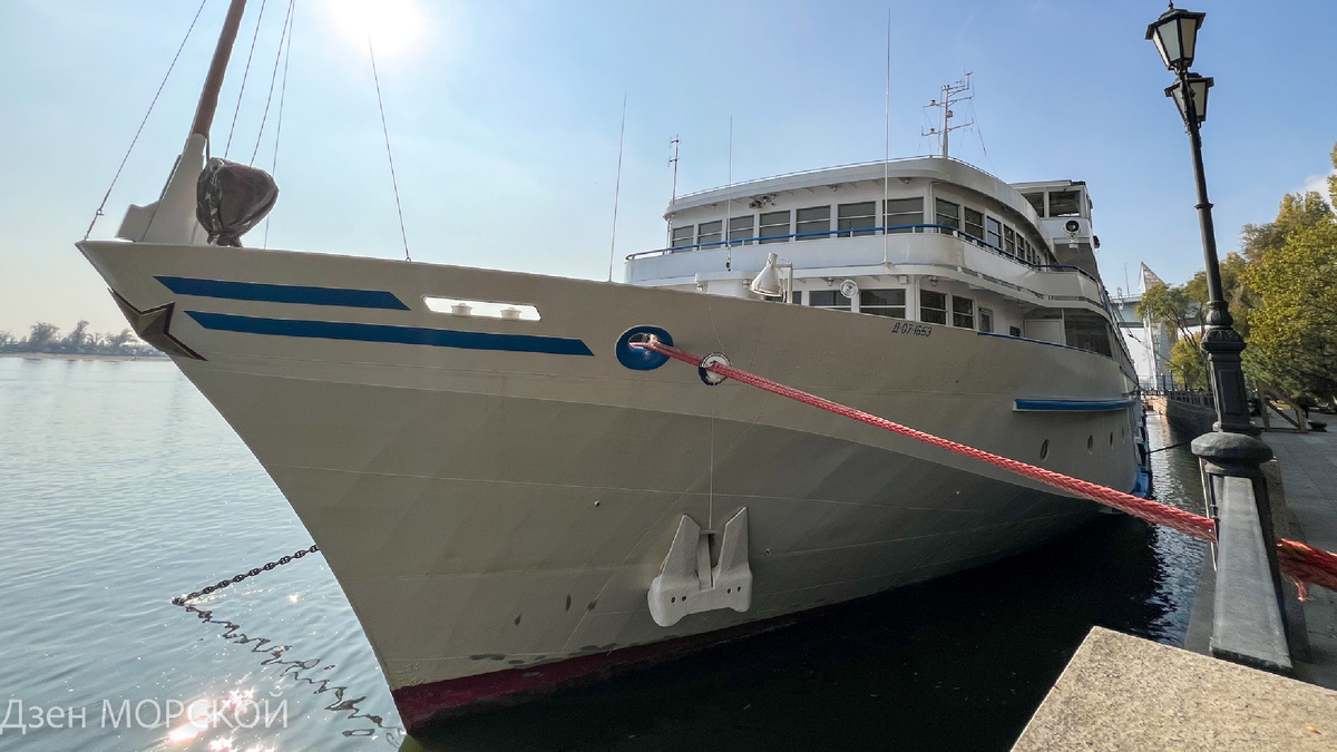 Т/Х "Генерал Лавриненков" встал на зимовку. С носа лайнера снято название. Ростов-на-Дону, 30 октября 2024 г.