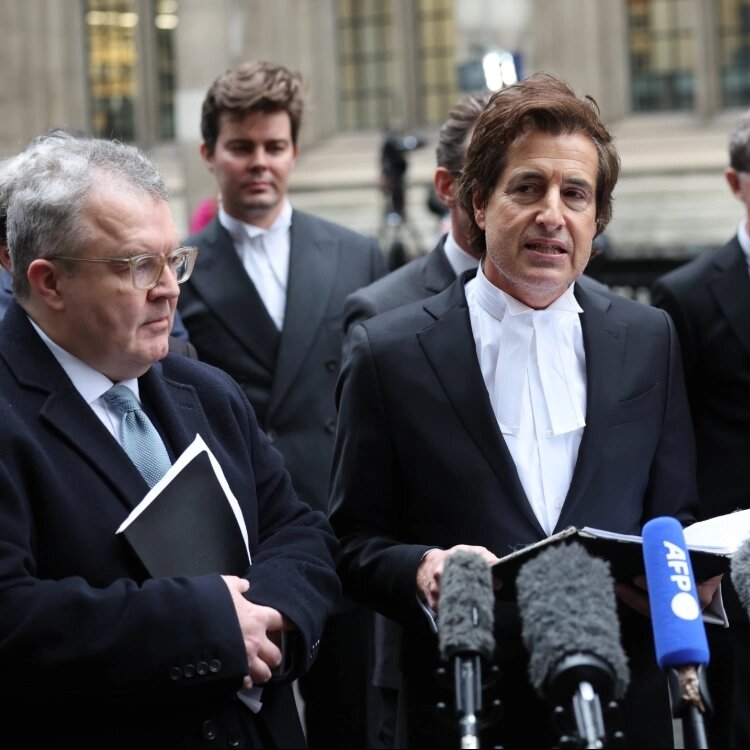 Адвокат принца Гарри и Тома Уотсона Дэвид Шерборн (в центре) у здания Верховного суда после заседания📷
