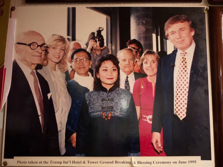 На этом фото Дональд Трамп и мастер фен шуй Пун-Инь. Именно она помогала перестраивать ему Trump Tower для гармонизации энергий в здании.