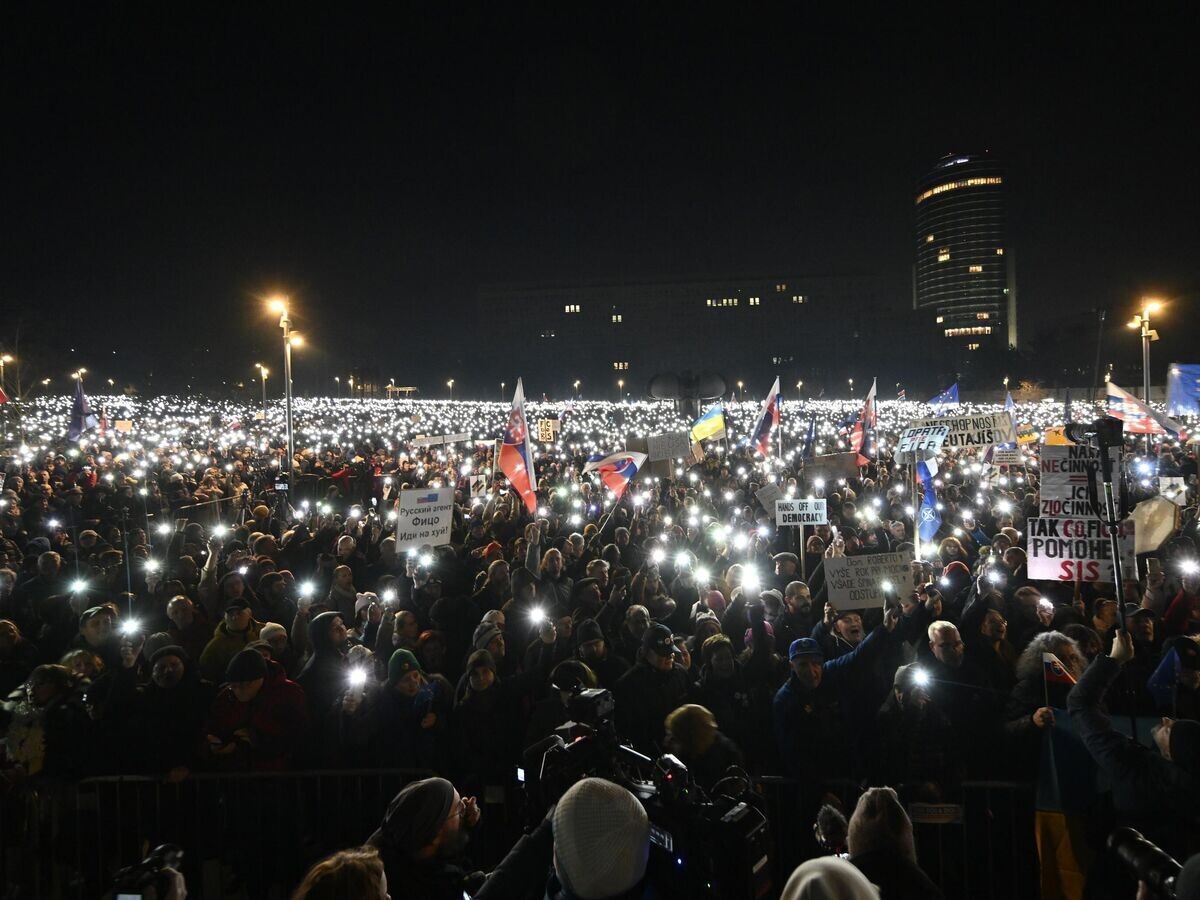    Люди зажигают телефоны во время многотысячного митинга против политики премьер-министра Роберта Фицо в Братиславе, Словакия© AP Photo / Denes Erdos