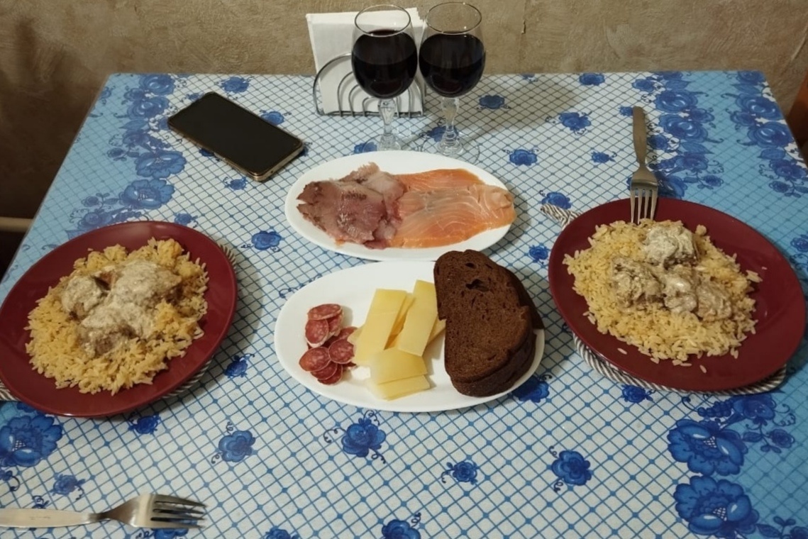 Рис, печень говяжья в сметане, какая-то колбаса, какой-то сыр, какая-то рыба, хлеб "Ржевский", очень вкусный. И самый главный секретный ингридиент - молодой сок виноградной лозы без добавления сахара. Не ради пьянства окаянного, а здоровья для. И пищеварения для. А хорошее пищеварение - залог сияющего цвета лица🤗