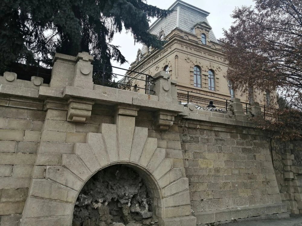    Где-то здесь в Кисловодске повесили единственную рукописную афишу Высоцкого, что не помешало собрать аншлаг. Фото: АиФ-Северный Кавказ/ Марина Пархоменко