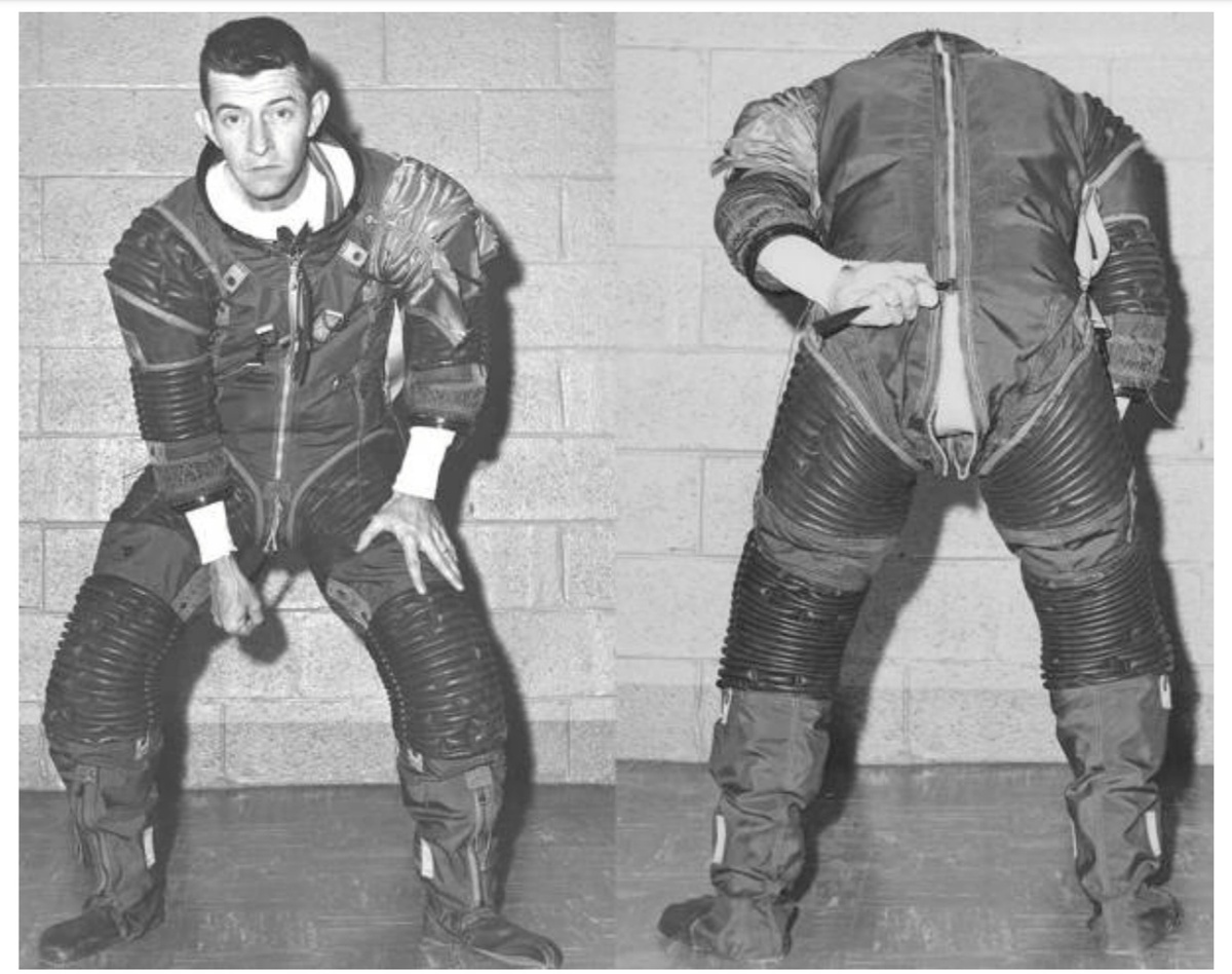 Ранняя концепция гермомолнии с расположением входа на спине скафандра 1963-64 гг.