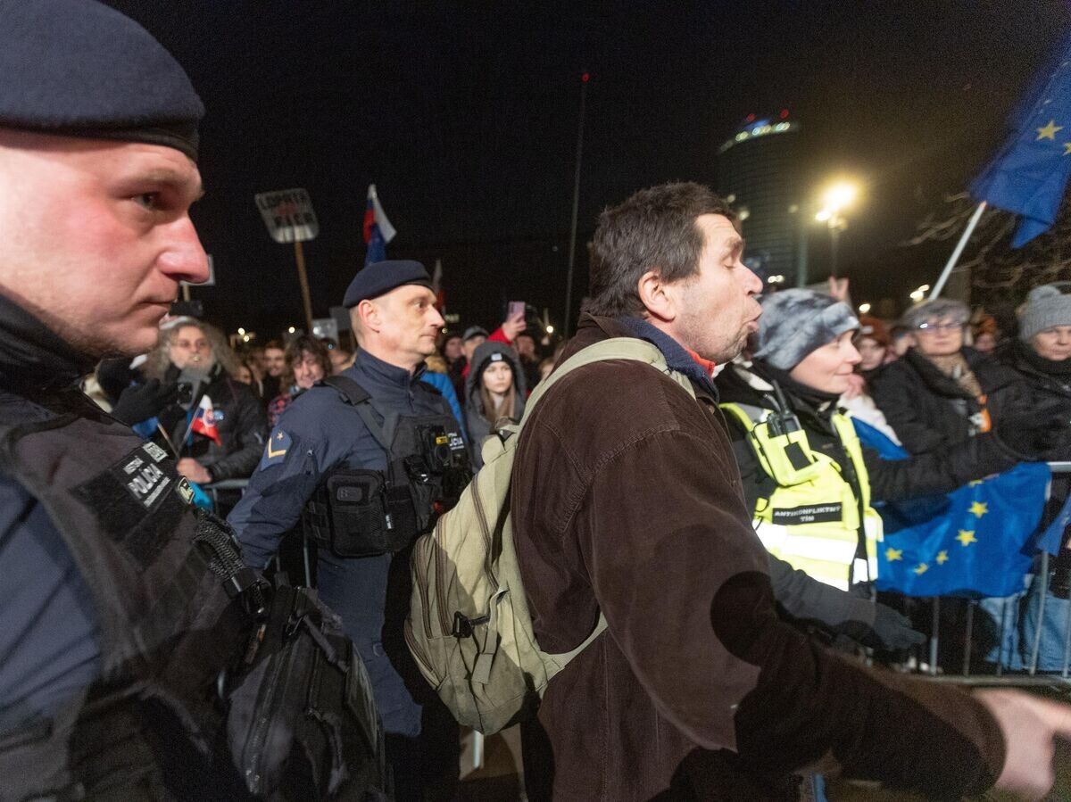    Сотрудники полиции во время акции протеста против политики премьер-министра Роберта Фицо в Братиславе, Словакия© Getty Images / Anadolu / Robert Nemeti