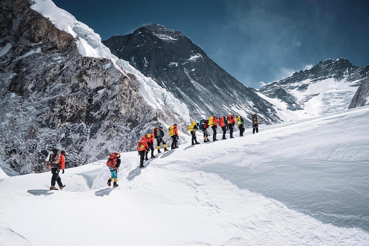 Команда шерпов приближается к стене Лхоцзе. Фото: Seven Summit Treks