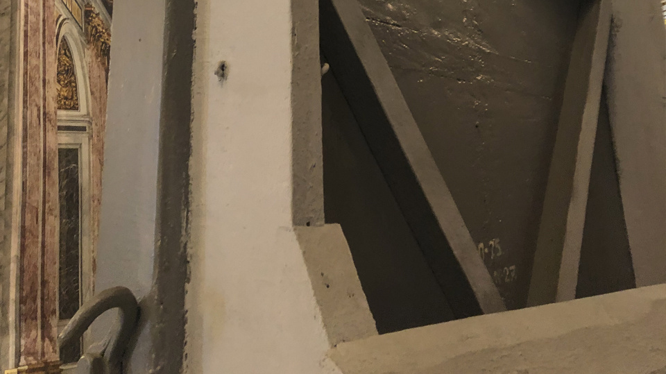 тут хорошо видно , что толщина мозаичной иконы более 10см