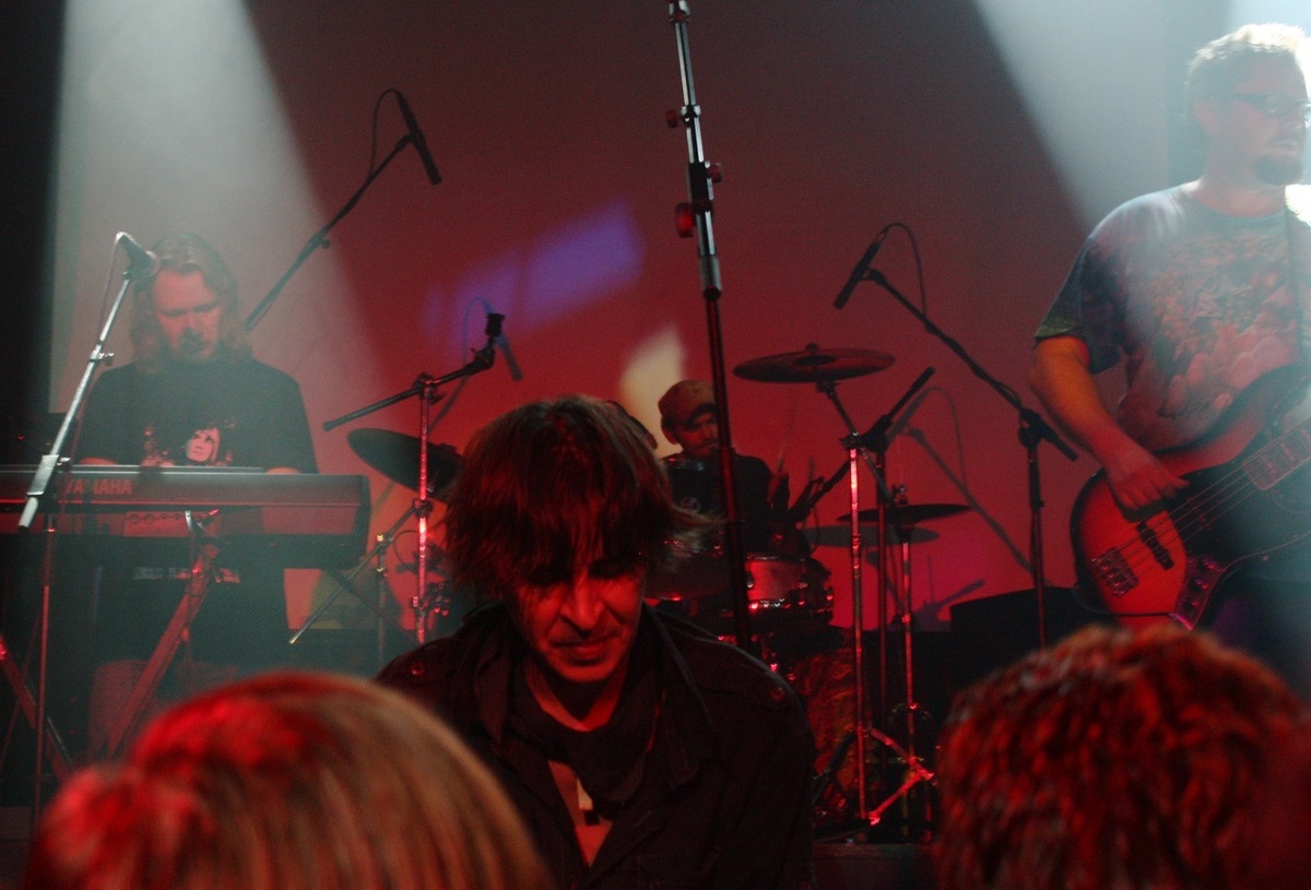  Группа ЧЕРНОЗЁМ. Евгений Кокорин, за ним - Максим Шарков, Александр Минин, Александр "Штакет" Поляков.  Фотограф Алиса Липеровская. Фото из архива ВК группы ЧЕРНОЗЁМ. 