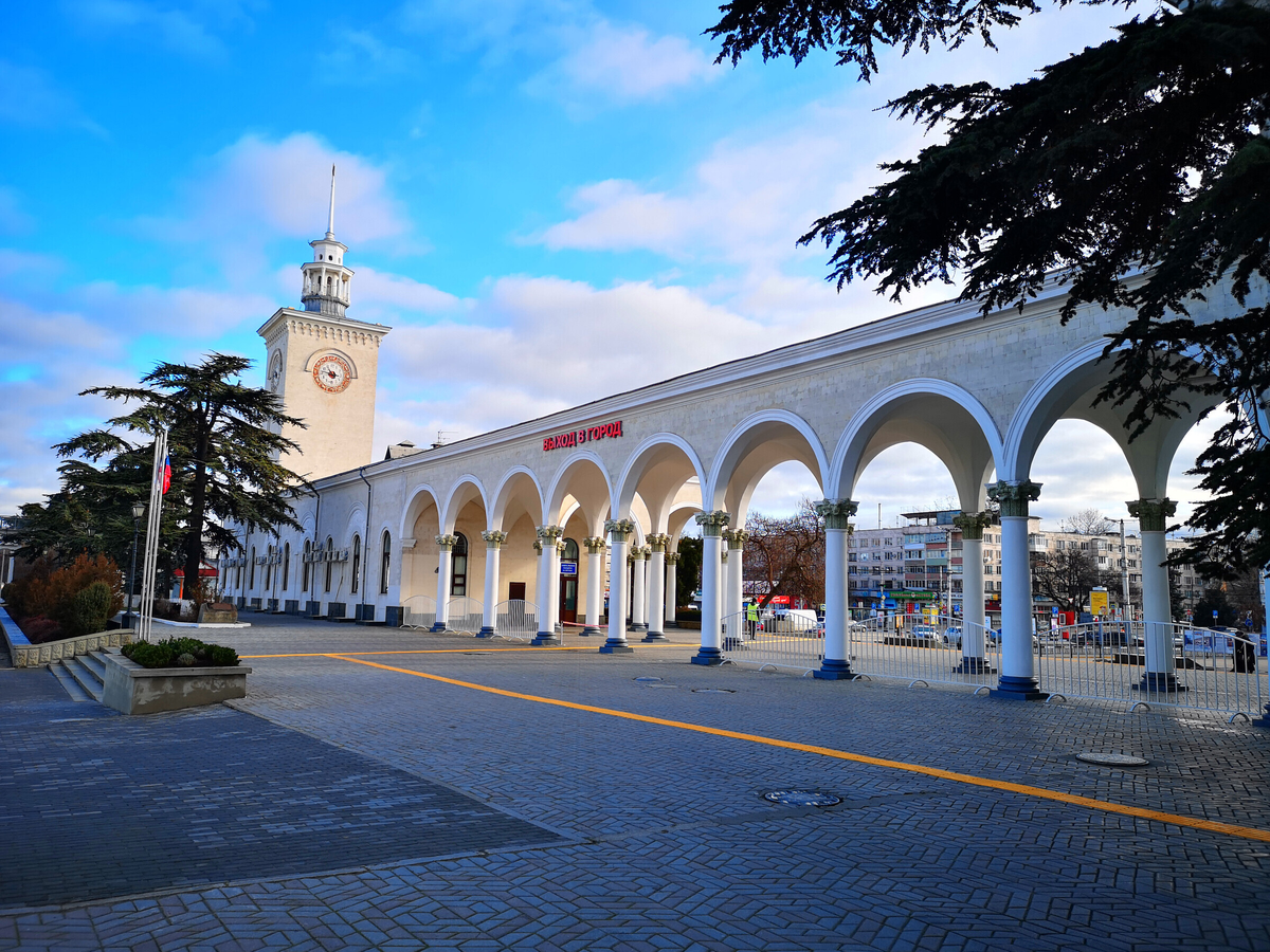 Вокзал Симферополь. Фото с сайта https://www.tourister.ru/world/europe/russia/city/simferopol/railstations/12396/responses/6377. Взято с Яндекс.Картинки