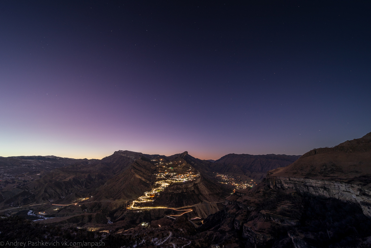 Село Гуниб с Кегерского плато поздно вечером