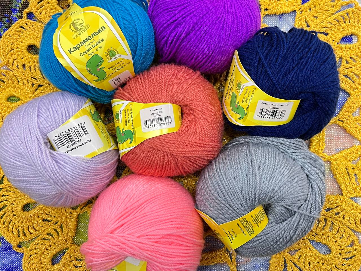 Клубочки специально повернула этикетками вверх, чтобы номера цветов было видно. 