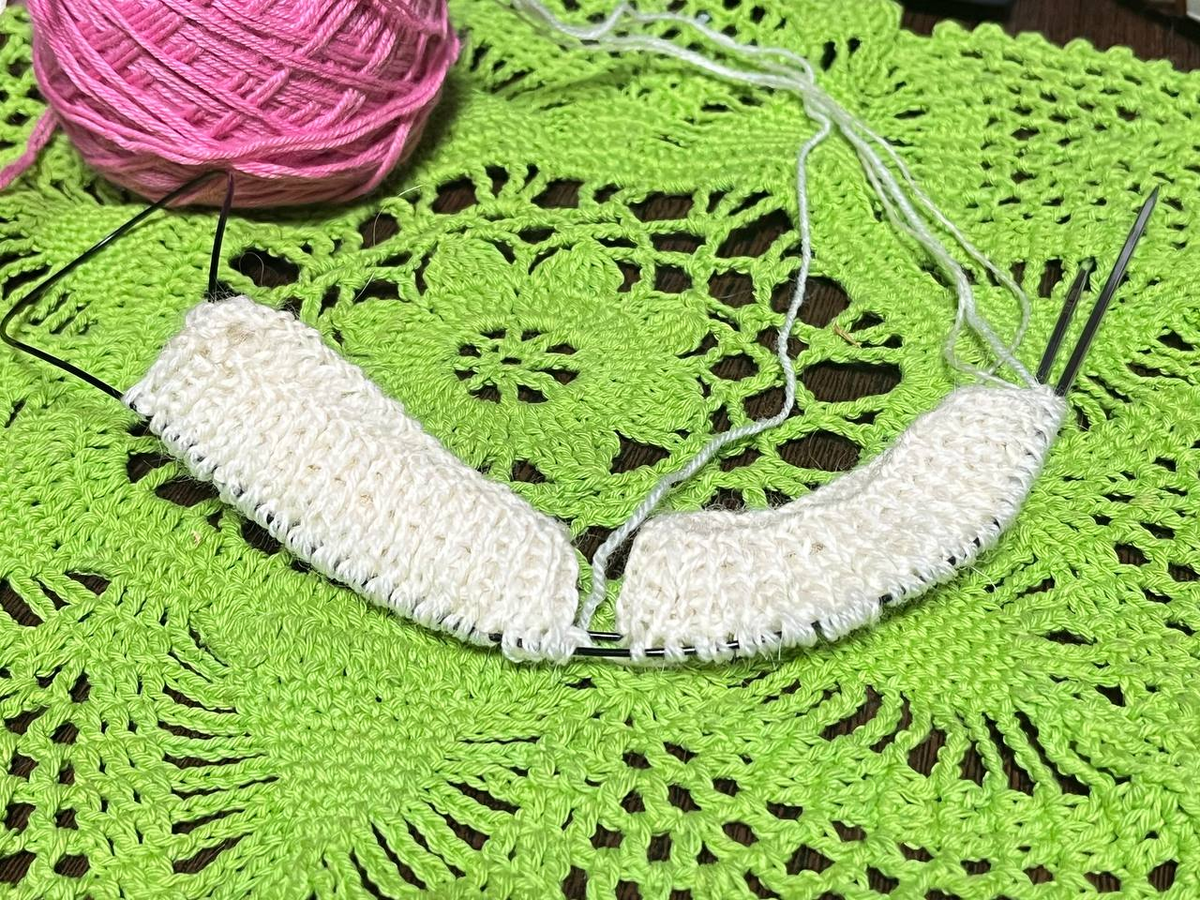 Очень понравилось сочетание- superwash + зимняя сказка от Троицка, не тонко, не толсто, мягко! И уже чуть пушится.