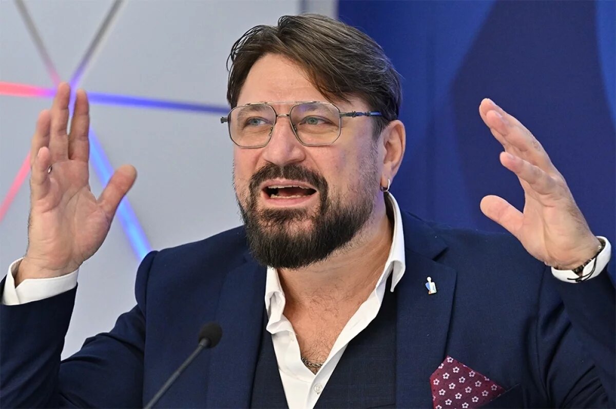    До того, как стать актёром, Логинов работал шахтёром, спасателем, диджеем-радиоведущим, арт-директором ночного клуба.
