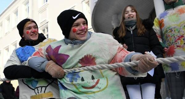     Студенты университета управления «ТИСБИ» в Татарстане участвуют в соревнованиях по перетягиванию каната в Татьянин день / РИА «Новости»
