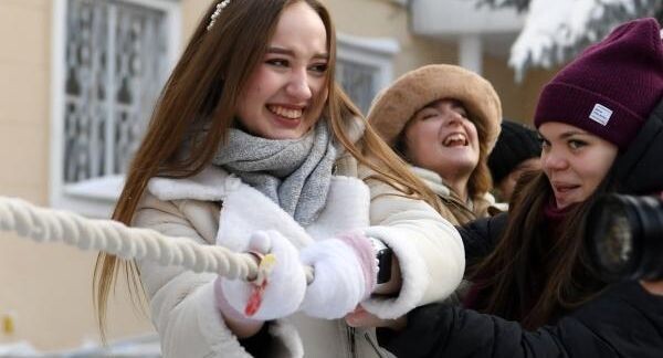    Студентки университета управления «ТИСБИ» участвуют в соревнованиях по перетягиванию каната в Татьянин день / РИА «Новости»