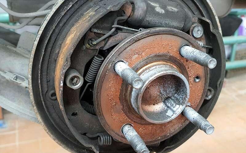   Как правило, в заднем тормозном механизме интенсивнее изнашивается первичная колодка. В нашем случае накладка отклеилась при легком нажиме.