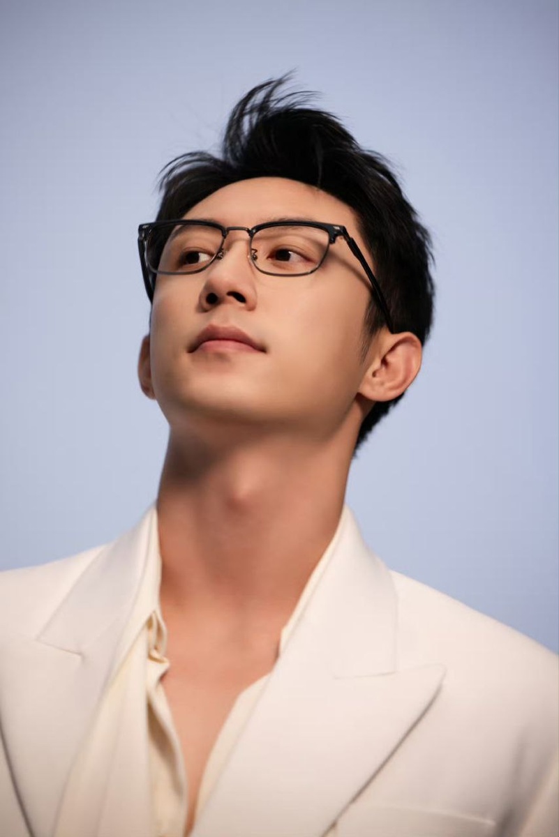 Актёр Хуан Цзинъюй, листайте галерею...