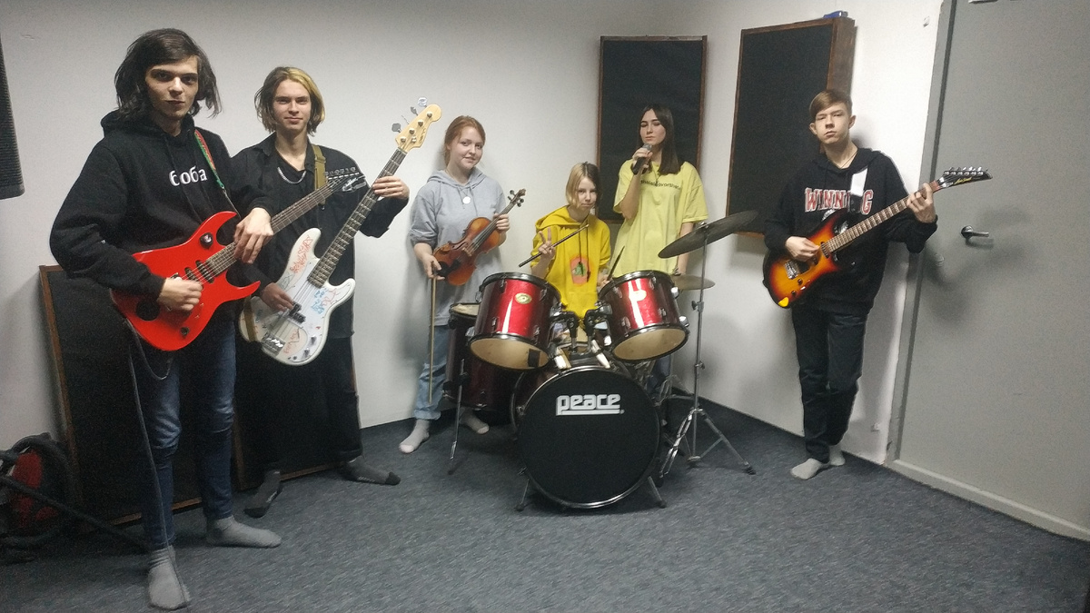 Вот в таком репетиционном классе занимались и занимаются ВИА.