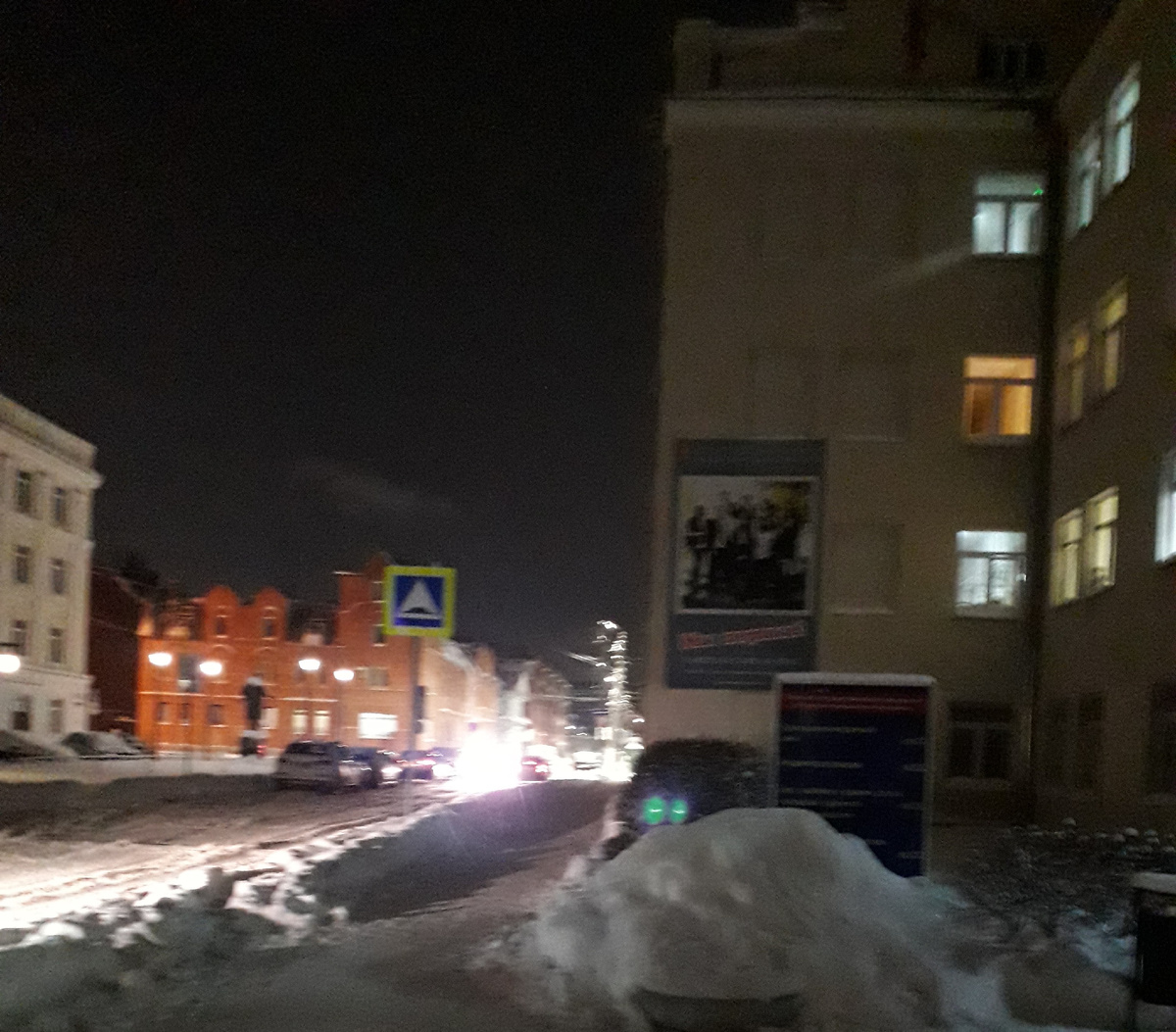 Вдали виднеется красное здание – новодел вместо снесённой деревянной старинной постройки