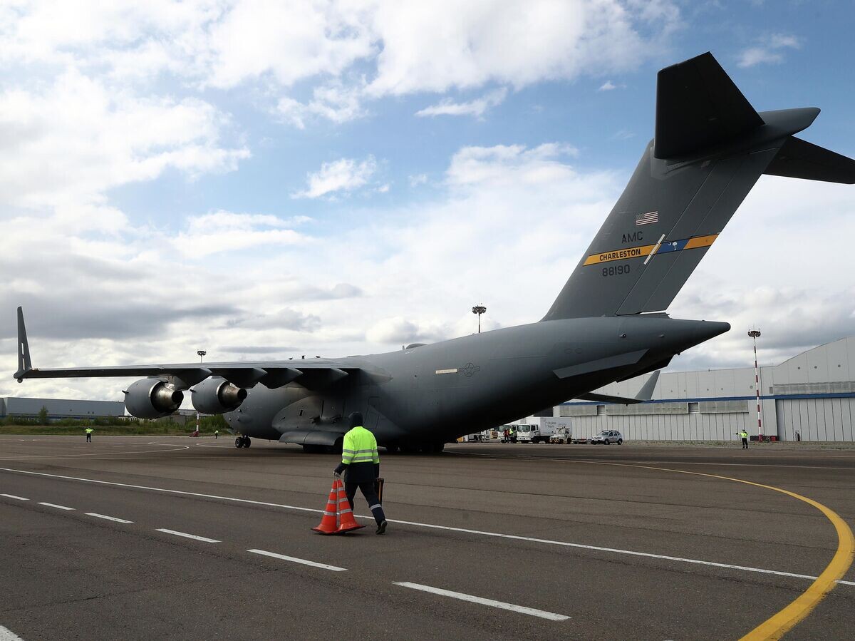    Американский военный самолет Boeing C-17 Globemaster III, доставивший партию из 50 аппаратов ИВЛ из США, в аэропорту Внуково© РИА Новости / Валерий Шарифулин/POOL
