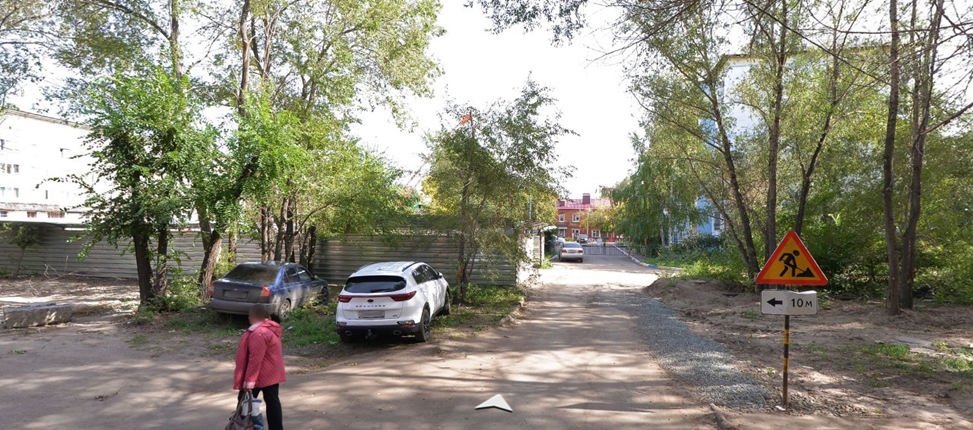 Фото начала строительства.  Теперь с право под деревьями куча грунта и остатков спиленых деревьев, а  сейчас ещё и кучи снега с дороги. С лево вдоль дороги кучи снега.