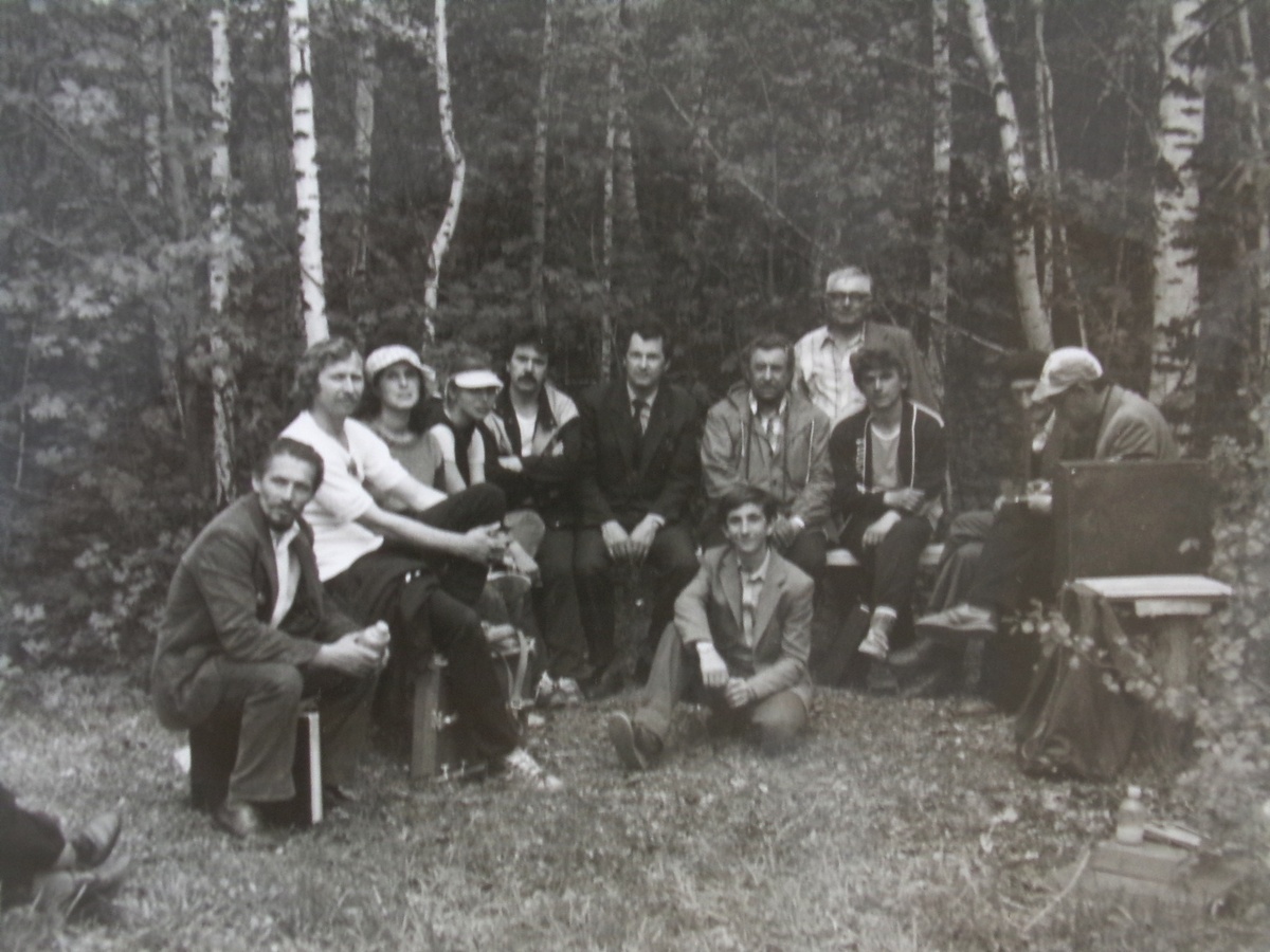 Группа после обсуждения работ, выполненных на пленэре. Руководитель - Комиссаров И.Е.