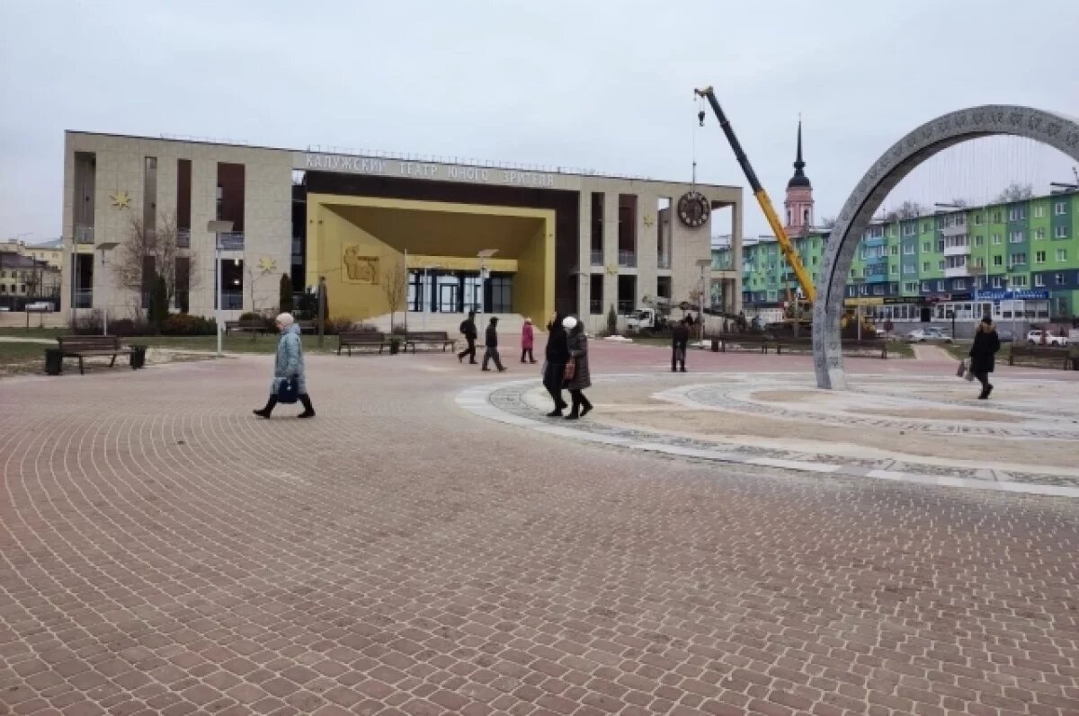    В Калуге на строящееся здание ТЮЗ установили механические часы с подсветкой