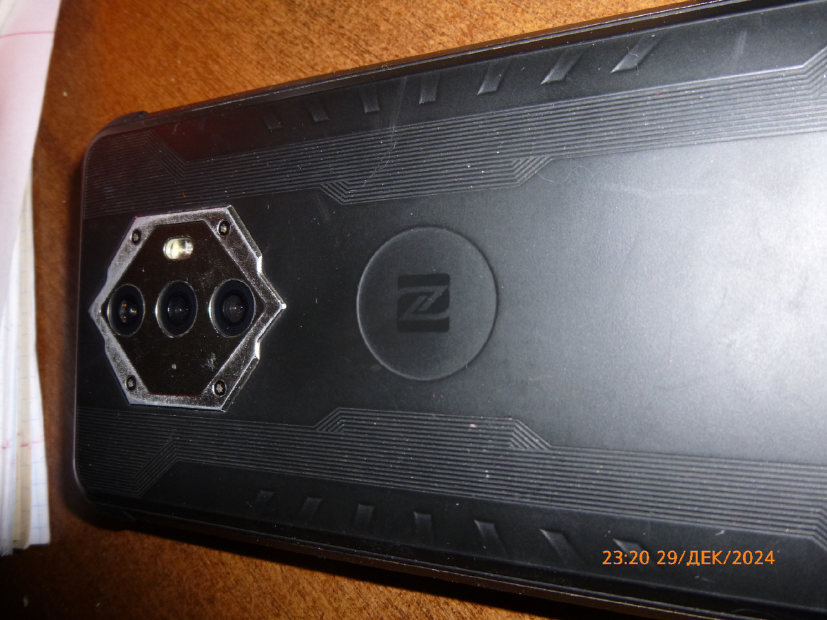 Фото автора. Найденный мною телефон с разбитым экраном.