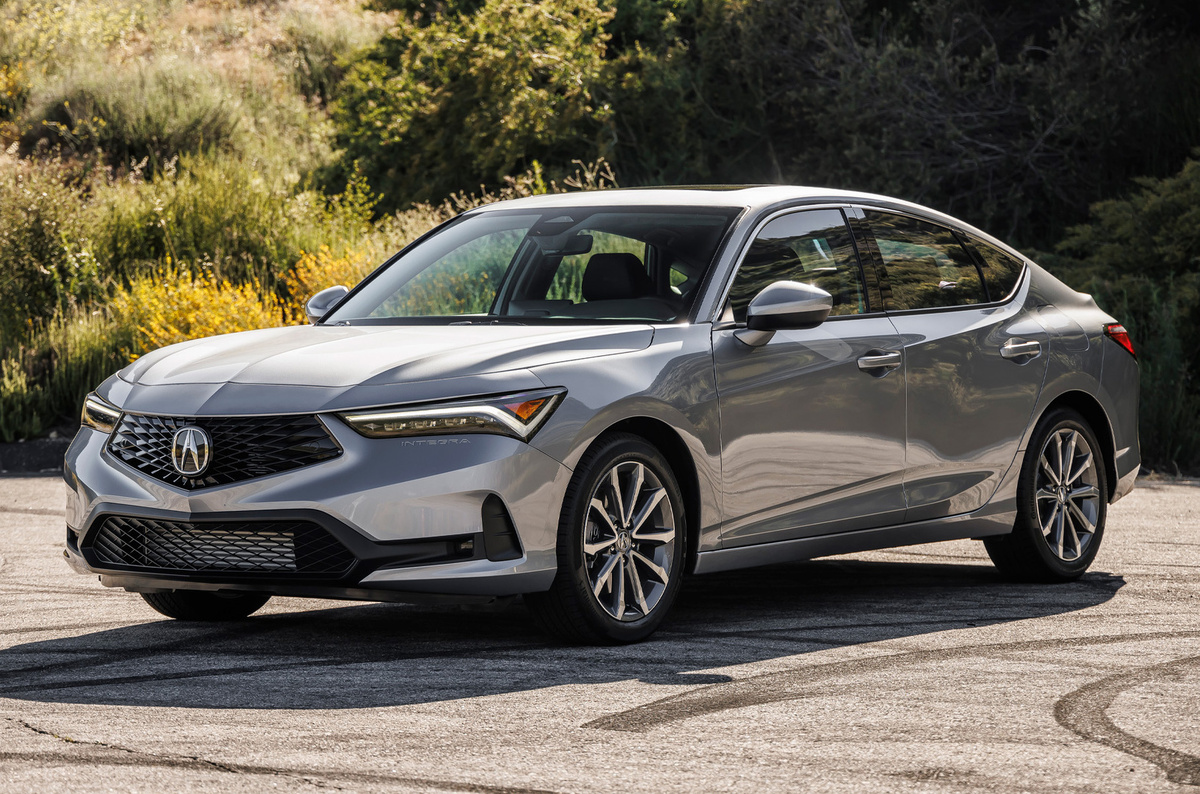    ### Acura Integra На начальной ступени расположился компактный лифтбек с эффектным стайлингом и историческим названием. Он делит переднеприводную платформу с современным Honda Civic и в базовой модификации оснащён полуторалитровой «турбочетвёркой» мощностью 203 л.с. в паре с вариатором. Привод передний.   
Acura