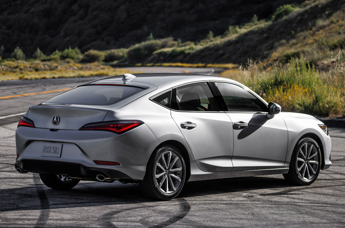    Мотор «один и пять», что интересно, сочетается с шестиступенчатой механической коробкой передач. Она же — единственный вариант при заказе топовой Integra Type S с турбокомпрессорным агрегатом объёмом 2,0 литра (324 л.с.). Также здесь стойки МакФерсон с отдельными поворотными кулаками, самоблокирующийся дифференциал, тормозная система Brembo. Ничего не напоминает? Type S унаследовал начинку хот-хэтча Honda Civic Type R.   
Acura