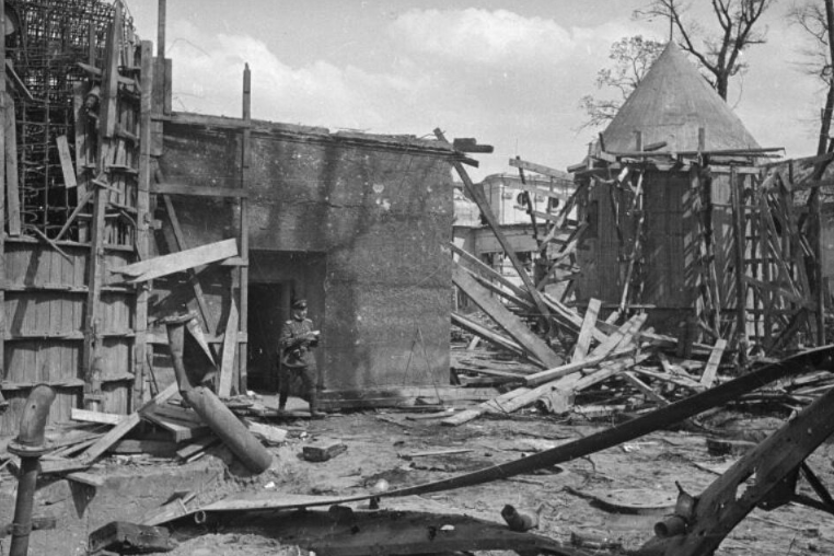 Вход в Фюрербункер уже после взятия его Красной армией