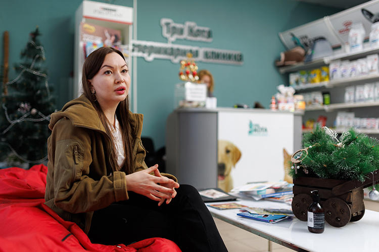    Алия Насибуллина: «Кроликов заводят как игрушку детям, многие не знают, как их содержать. А ведь кроликам, как и рептилиям, нужны ультрафиолетовые лампы».   
Фото: Сергей Елагин