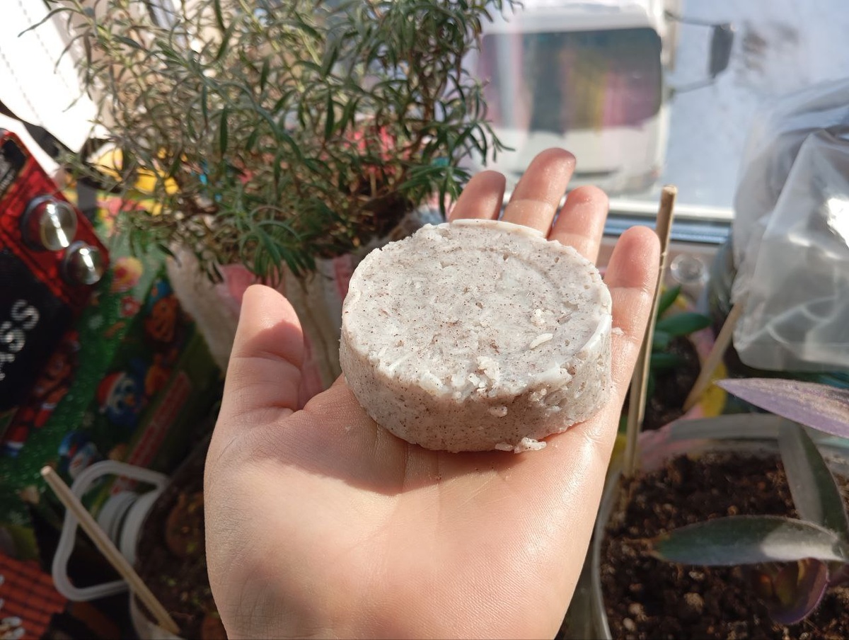 Шампунь, который я еле вытаскивала из пластикового стакана