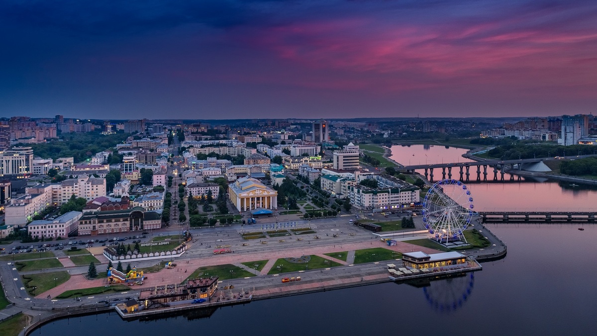 Вид с высоты на Чебоксарскую Красную площадь. 