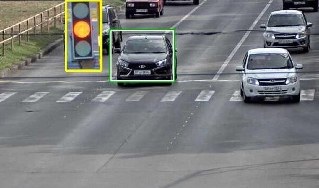 Фиксация нарушения: проезд на жёлтый сигнал светофора