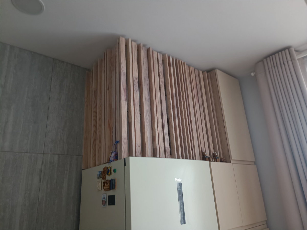 Там внутри кондиционер на стене