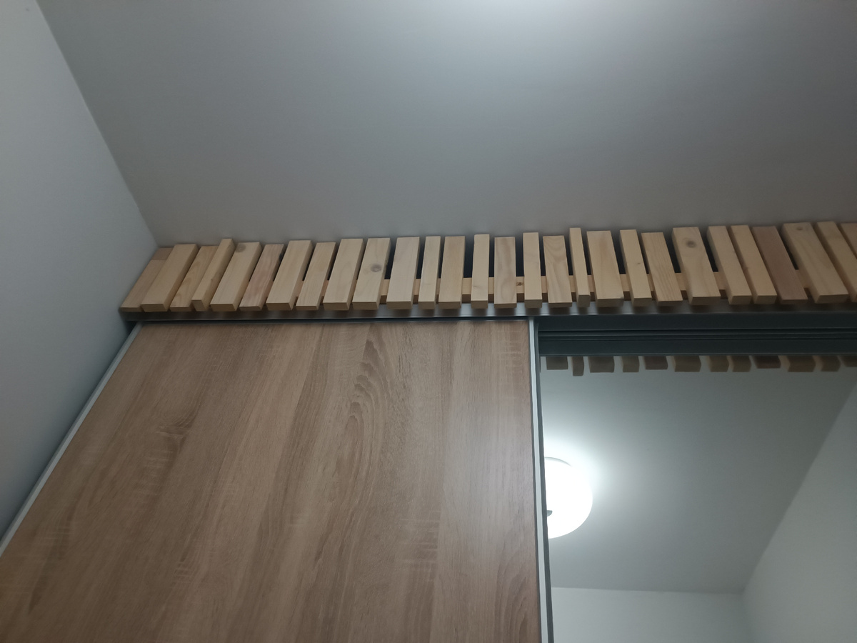 Вообще, из обрезков от реек собирали. В Санькином шкафу так же