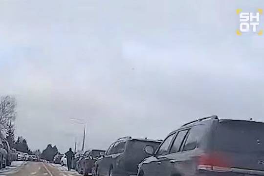    К месту прощания с криминальным авторитетом Павлиновым выстроились сотни автомобилей