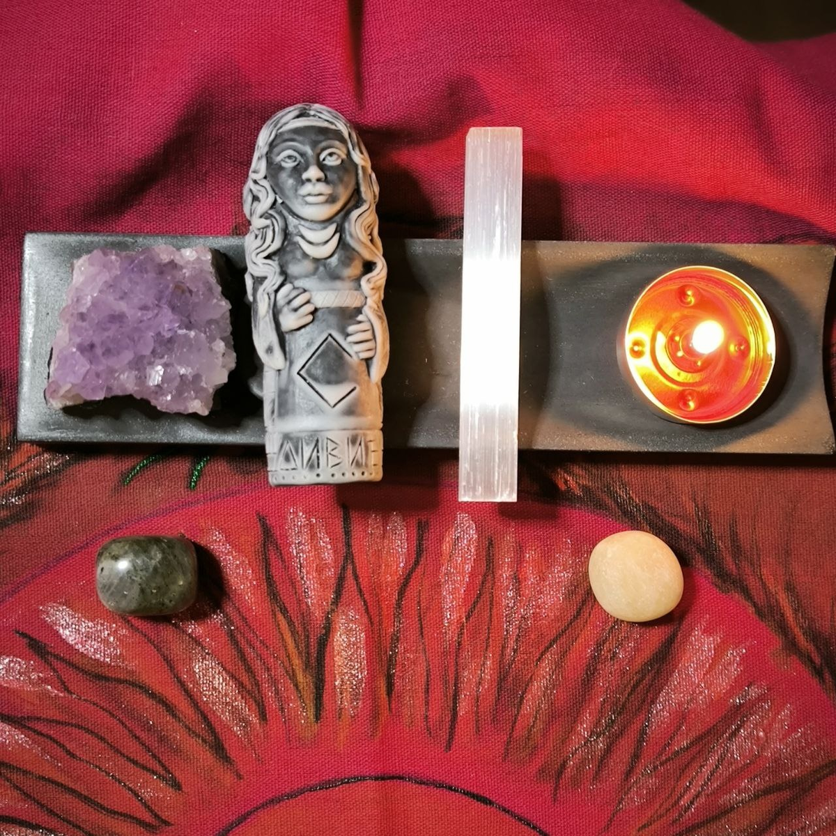 Первый вариант - лабрадорит, второй вариант - цитрин