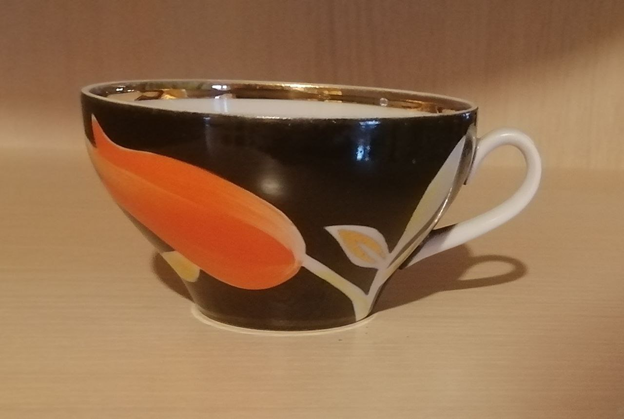 Чашка из сервиза «Тюльпан» на черном крытье. Личное фото