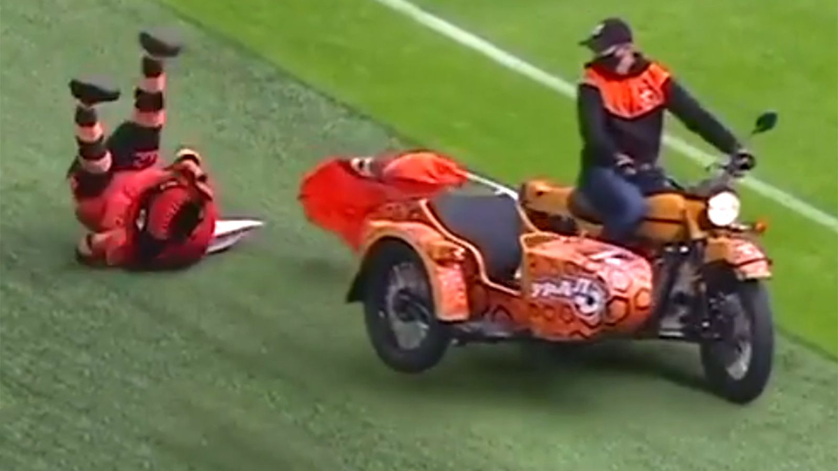 Падение с мотоцикла – момент неприятный. Но к нему нужно быть готовым, чтобы минимизировать травмы, которые вы получите, или вовсе обойтись без них. В любой школе мотоциклистов  учат не только управлять этим транспортным средством, но и безболезненно падать с него.