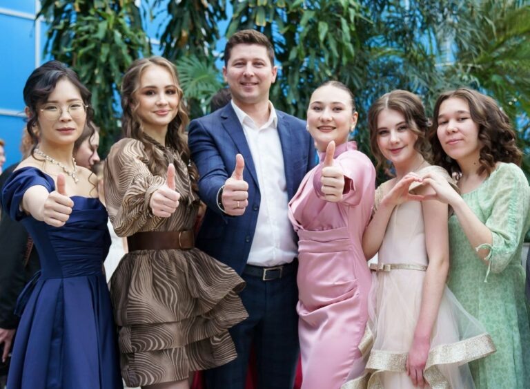    И.о. вице-губернатора Юрий Мироненко поздравил студентов Оренбуржья с праздником Кристина Просвиркина