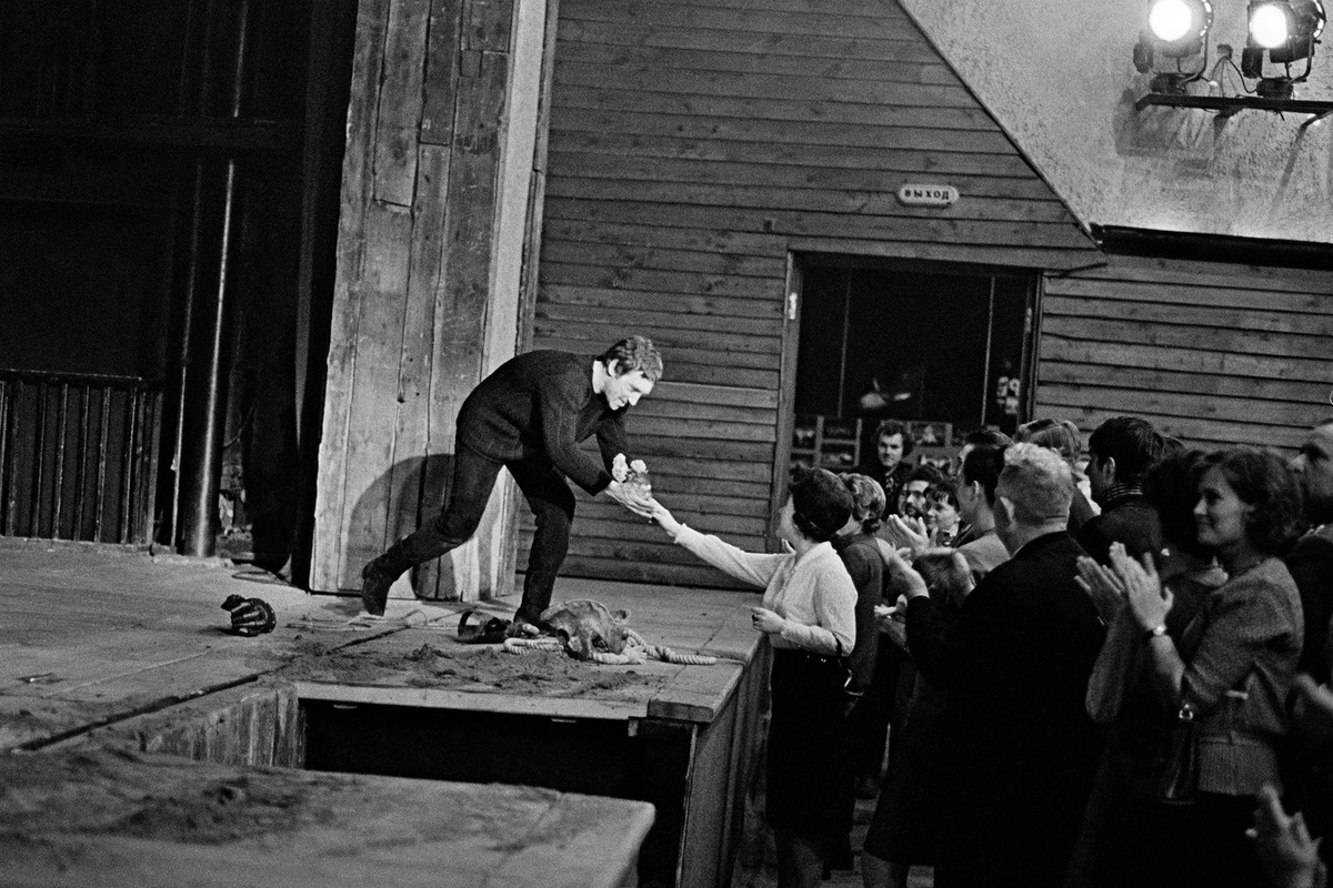    Владимир Высоцкий принимает поздравления зрителей после окончания спектакля «Гамлет»