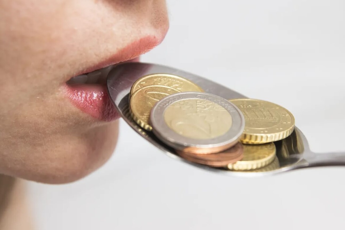    Вкус монет ощущается как металлический из-за реакции металлов (например, меди или никеля) со слюной, что вызывает легкое раздражение вкусовых рецепторов. Источник изображения: IFL Science