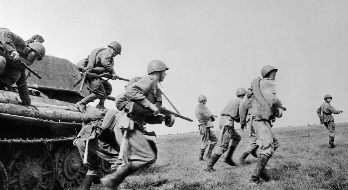 Советские солдаты идут в бой. Источник Яндекс картиник