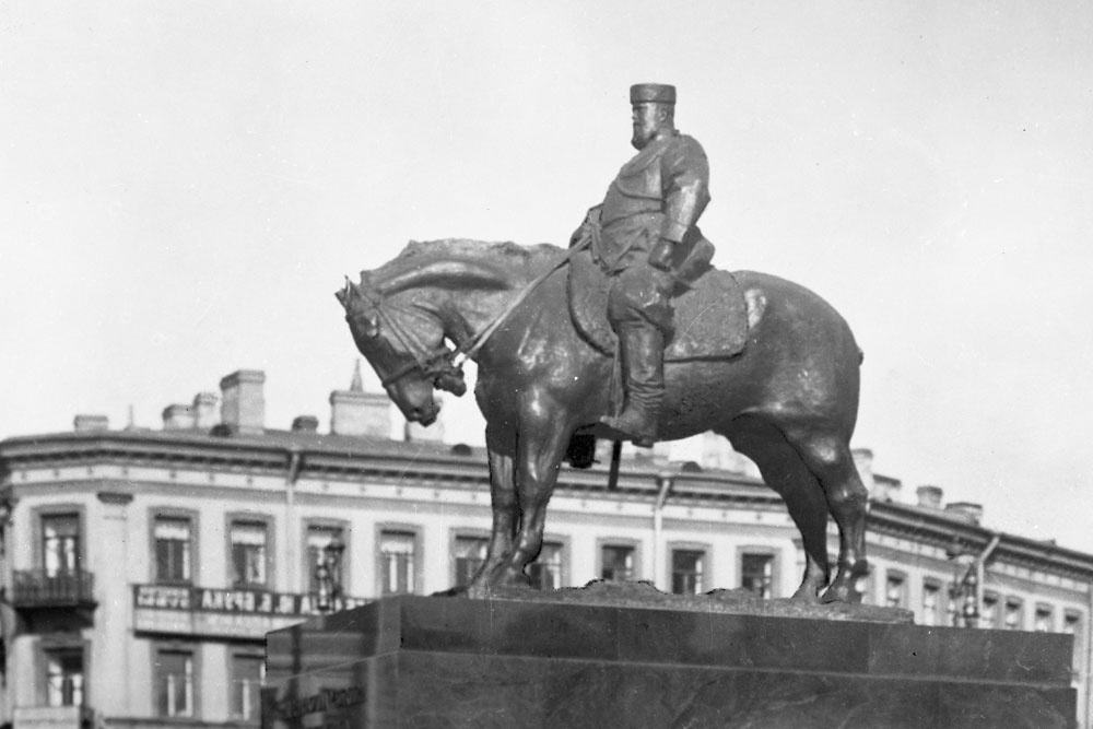  Александр III на коне