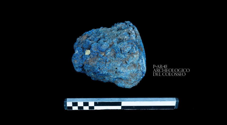 Комок египетского синего, найденный в Риме. Источник: Parco archeologico del Colosseo