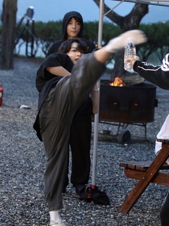 Опа ...открываем бутылку без помощи рук ...