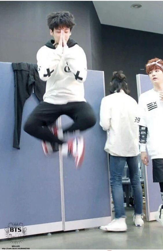 Например, зависнуть в воздухе ...( Юнги, что с лицом?)